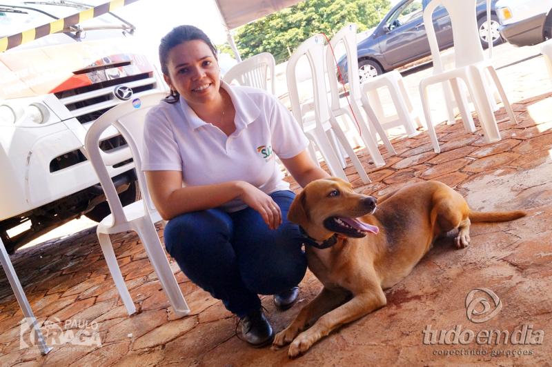 Letícia Nero chega com animal de rua para castração / Foto: Paulo Braga