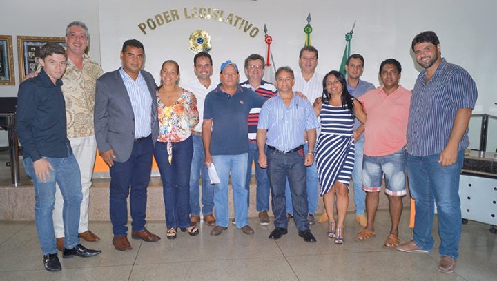 Vereadores posam para fofo ao lado dos guardas noturnos que prestam serviços para o Município de Capinópolis / Foto: Paulo Braga