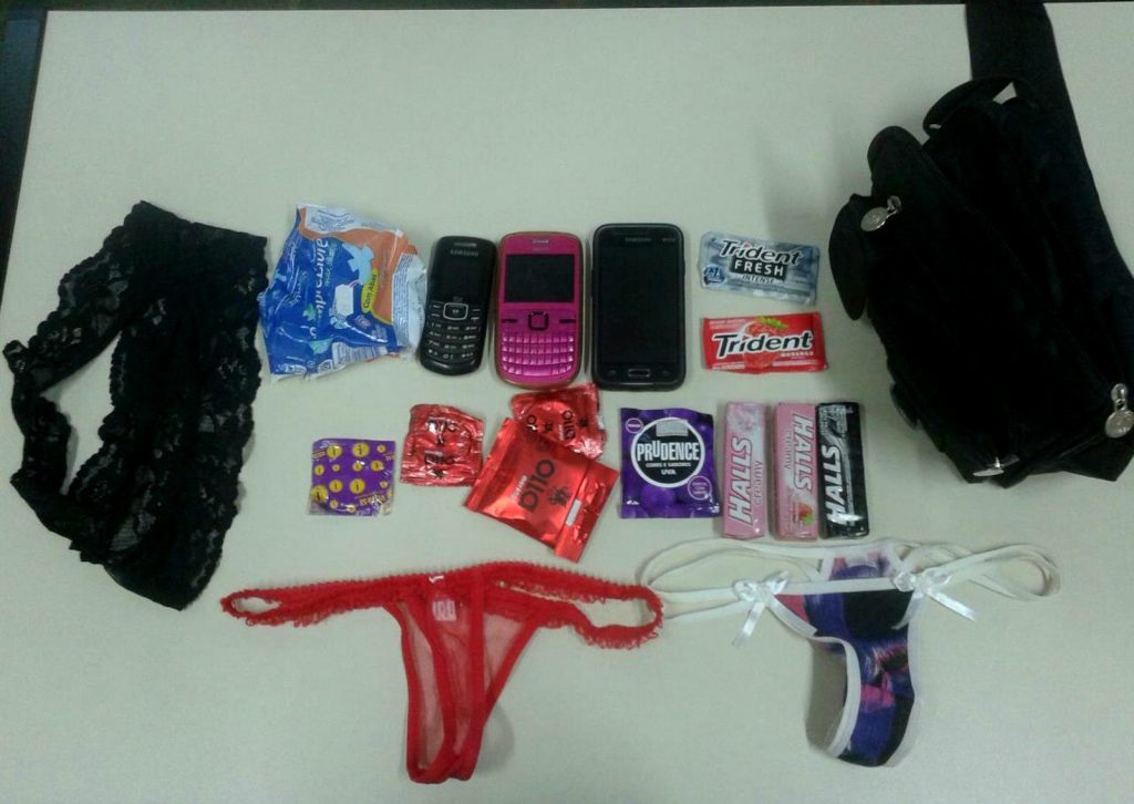 Objetos foram encontrados em uma bolsa em meio a material religioso, na casa do suspeito (Foto: Polícia Civil/Divulgação)