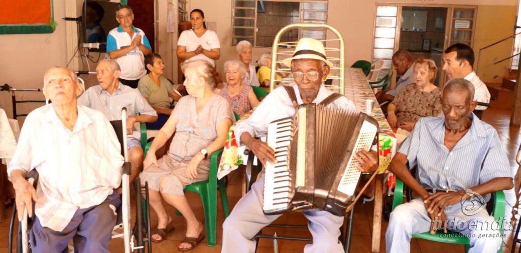 Sr. Natan, 98 anos, toca acordeon para animar os colegas do Lar do Idoso