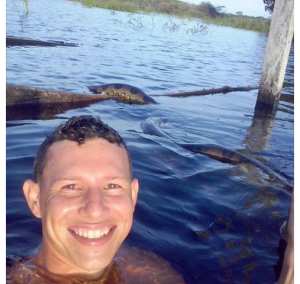 Jovem de 22 anos pula em rio para tirar selfie com sucuri gigante