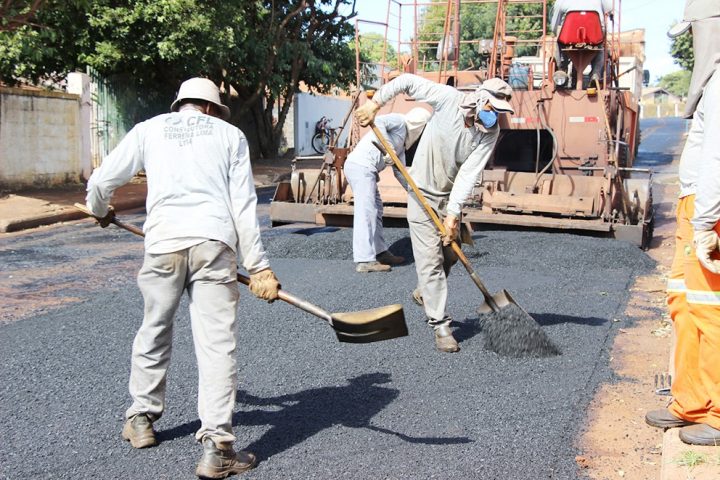 Prefeitura de Ituiutaba reinicia pelo bairro Alvorada, trabalho de recuperação e pavimentação asfáltica