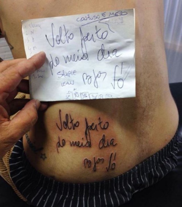Bizarro: Neto tatua, acima da cintura, o último bilhete escrito pela avó