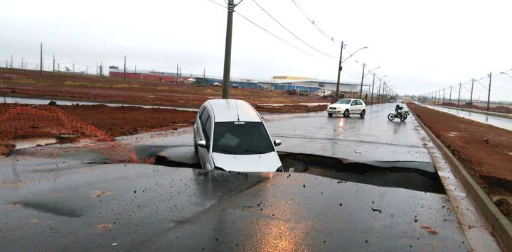 Carro cai em cratera aberta pelas chuvas em Uberlândia