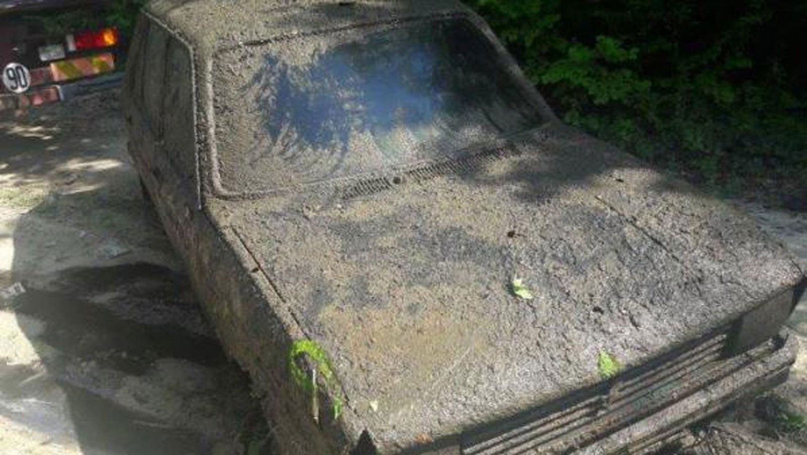 Carro roubado em 1979 é achado submerso em pântano na França