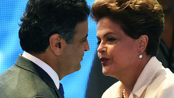  Candidatura de Dilma ao Senado por MG divide PT; Disputa com Aécio pode se repetir