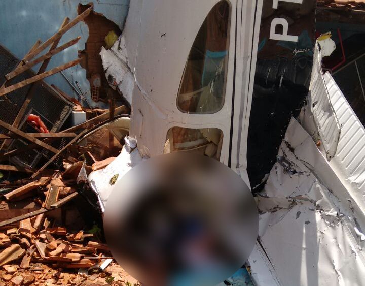 Avião cai sobre casa deixa três mortos em Rio Preto (SP)