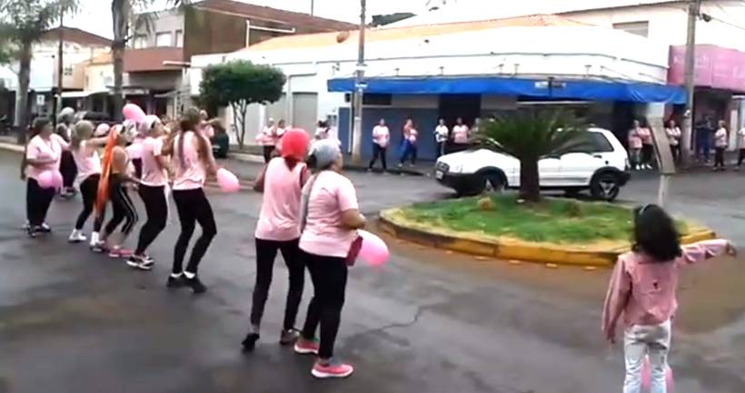 ‘Caminhada Rosa’ comemora chegada do mês de combate ao câncer de mama