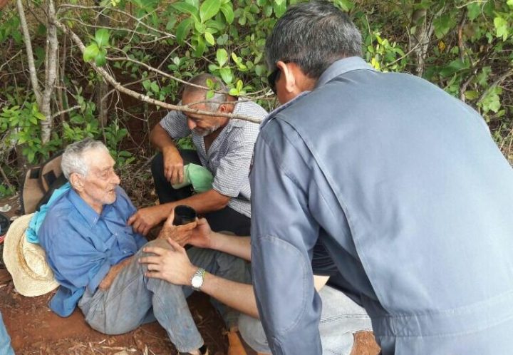 Bombeiros resgatam idoso de 91 anos perdido em mata em Monte Alegre de Minas