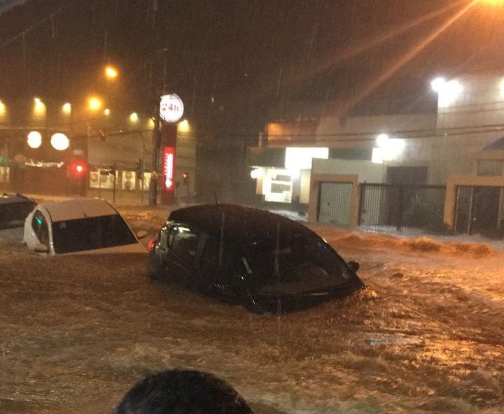 Carros foram arrastados durantes a chuva