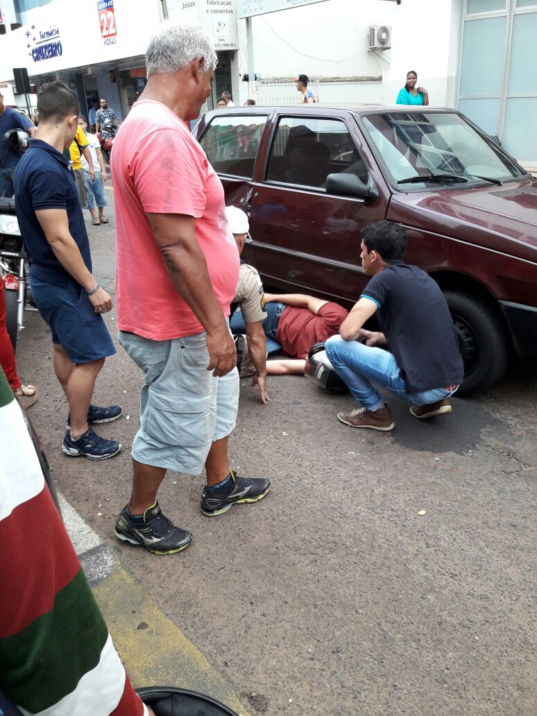 Motociclista fica ferido após se chocar com carro no Centro de Ituiutaba