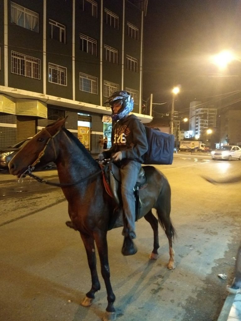 Delivery a cavalo no interior de Minas bomba na internet