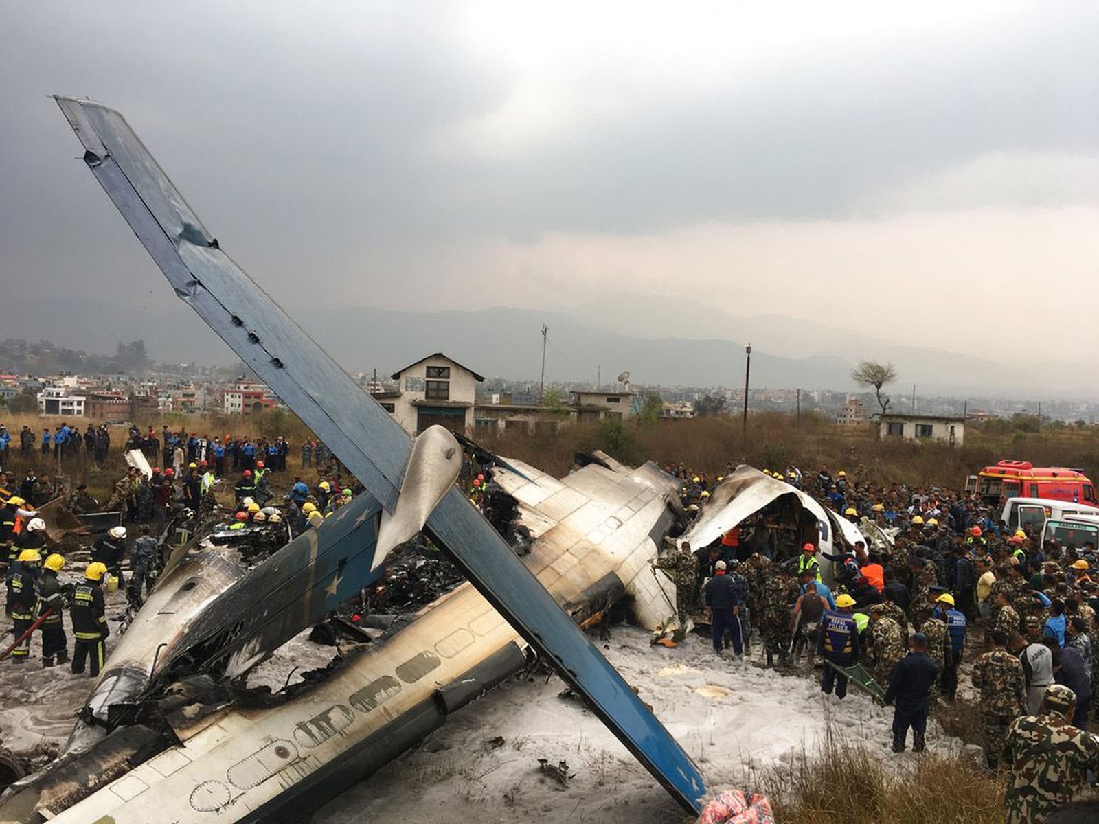 Avião cai em aeroporto do Nepal; 27 morrem