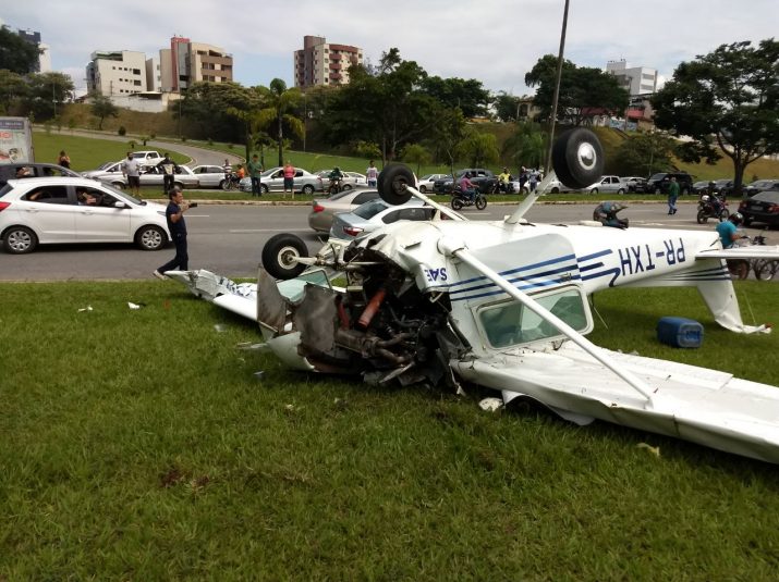 Avião de pequeno porte cai em Ipatinga e piloto escapa com ferimentos