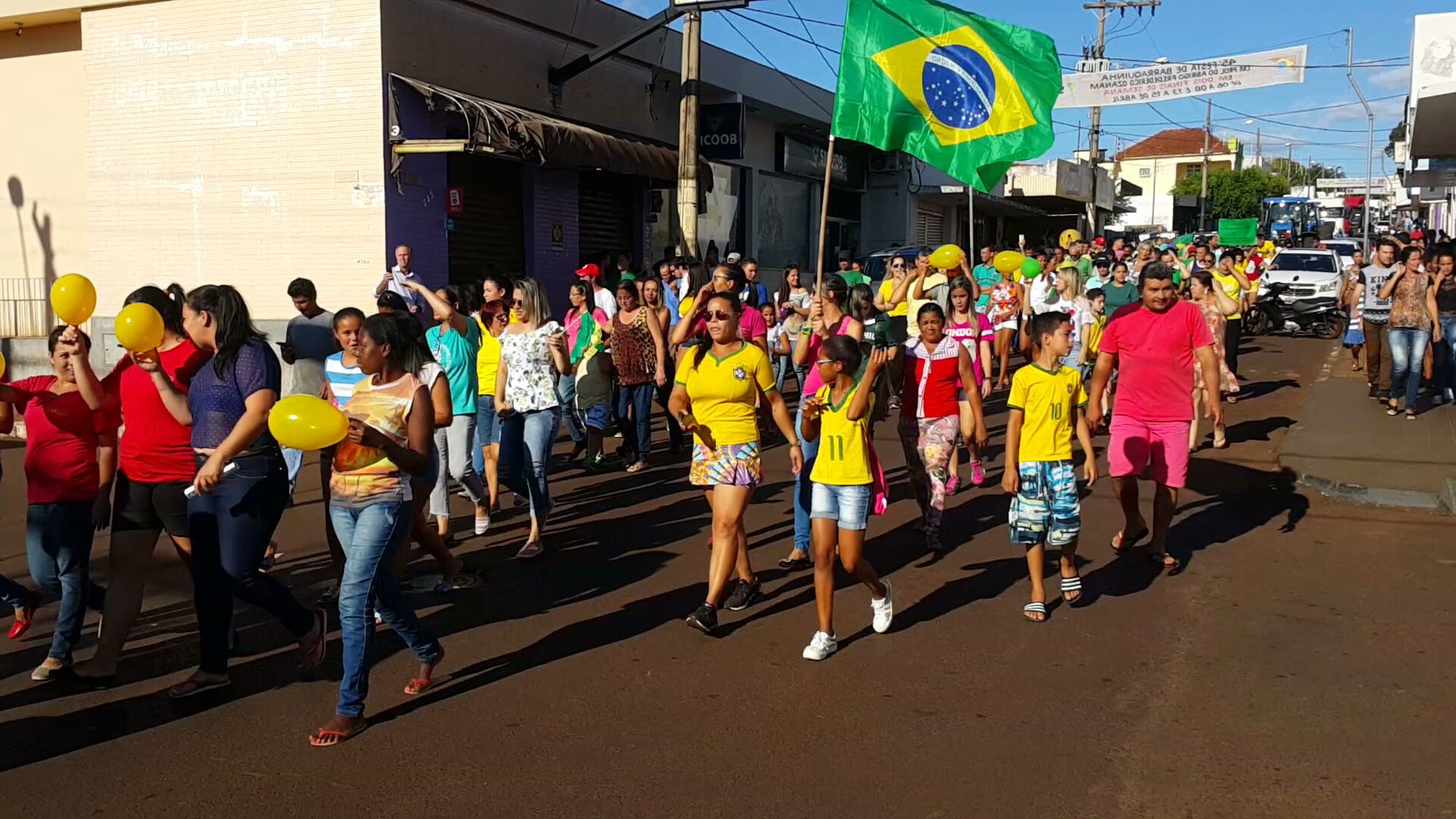Caminhoneiros e apoiadores fazem manifestação pelas ruas de Capinópolis