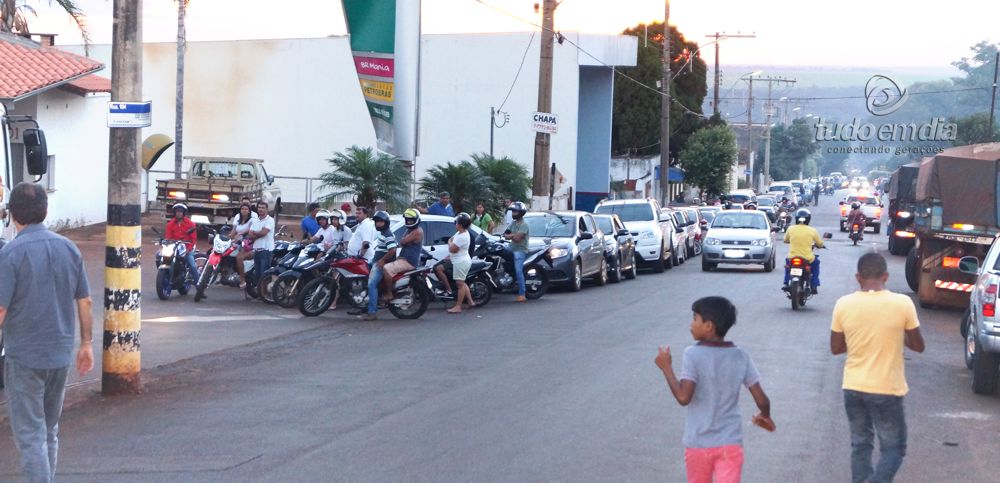 Motoristas enfrentam horas na fila para abastecer veículos em Capinópolis