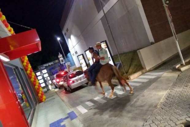 Homens são flagrados indo a cavalo ao drive-thru do McDonald’s de Contagem