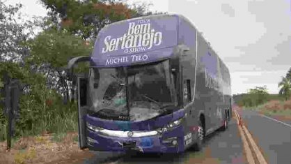 Ônibus de Michel Teló se envolve em acidente em São Paulo