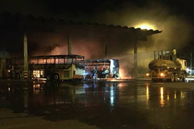 Três ônibus são queimados na rodoviária de Tupaciguara