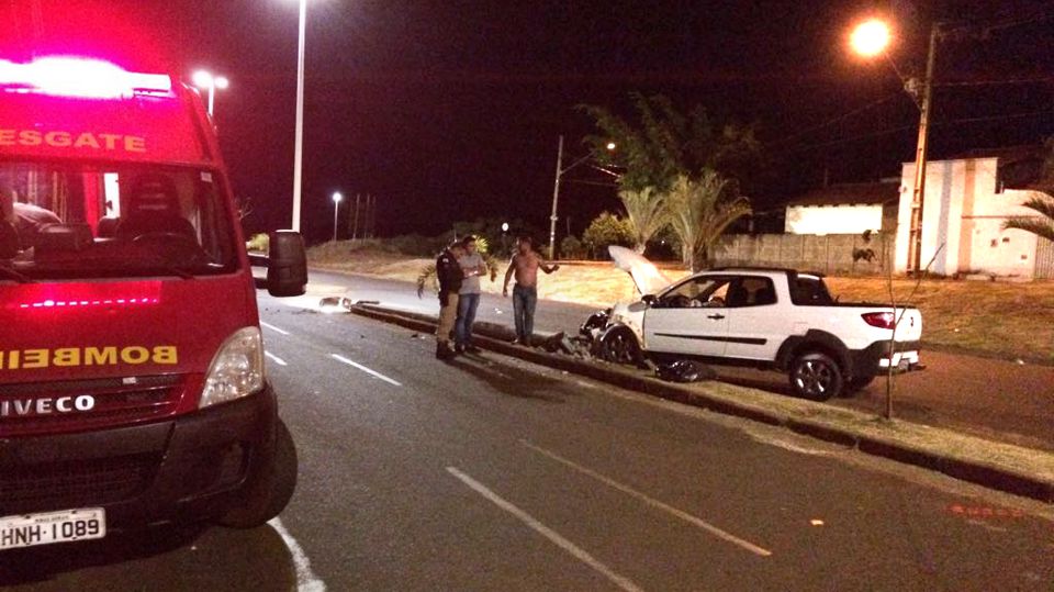 Motorista perde controle de veículo e se envolve em acidente com poste de iluminação em Ituiutaba