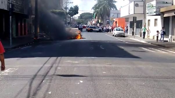 Veículo pega fogo e interrompe trânsito na Avenida Fernando Vilela