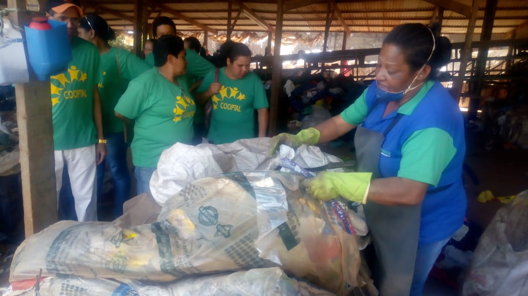 Associados da Cooptal visitam indústria de plástico em Ituiutaba