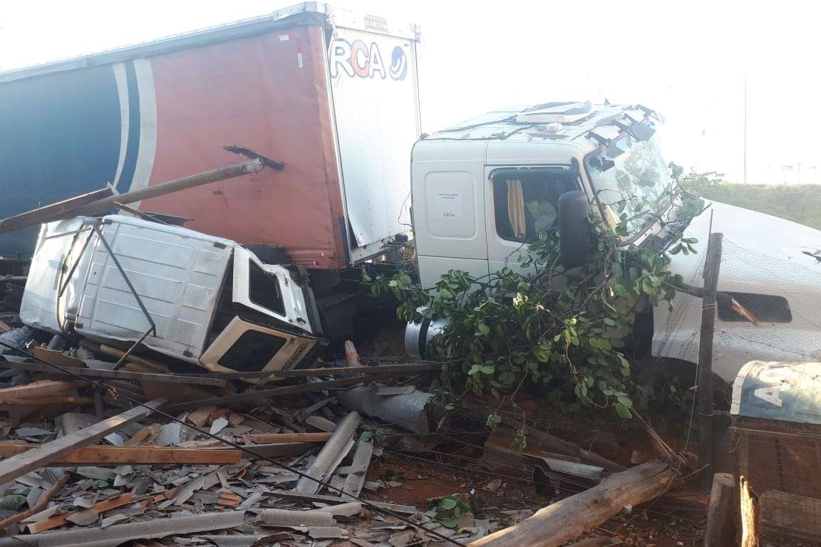 Carreta sem motorista invade depósito e causa destruição em MG