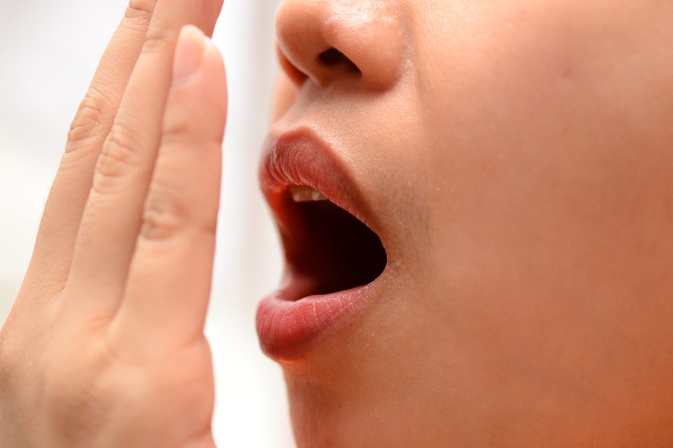 Mau hálito pode ser um aviso sobre outras doenças
