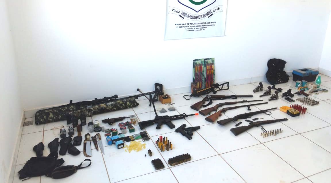 PMA apreende arsenal de armas e munições em fazenda em Capinópolis