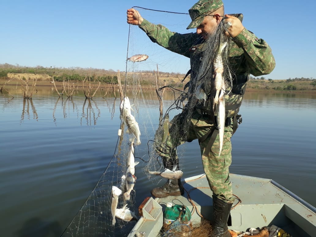 PMA retira 300 metros de rede em local de pesca ilegal em Ipiaçu