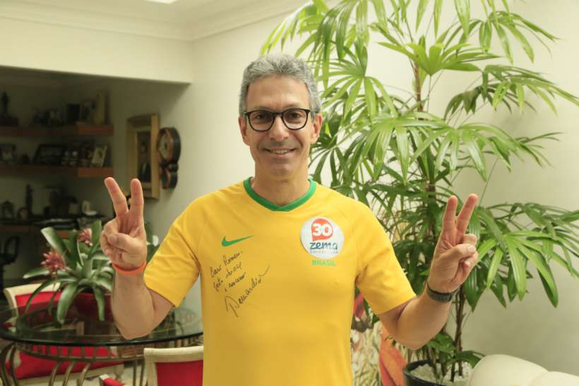Assim como no primeiro turno, Zema votou em Araxá (MG) com uma camiseta do Brasil autografada pelo ex-técnico da Seleção Brasileira de Vôlei Bernardinho (foto: Marcos Canedo/Divulgação)