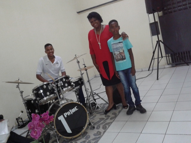 Elbia Gomes Oliveira e os filhos Josué e Julianderson estarão no maior coral de Uberlândia-MG.