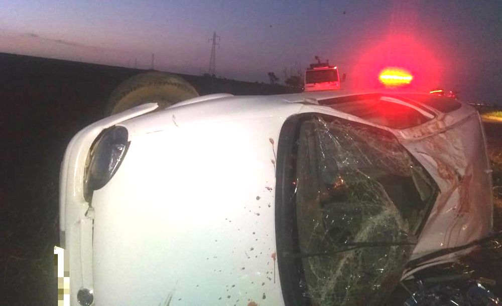 Veículo capotou às margens da rodovia em Uberaba — Foto: Corpo de Bombeiros/Divulgação