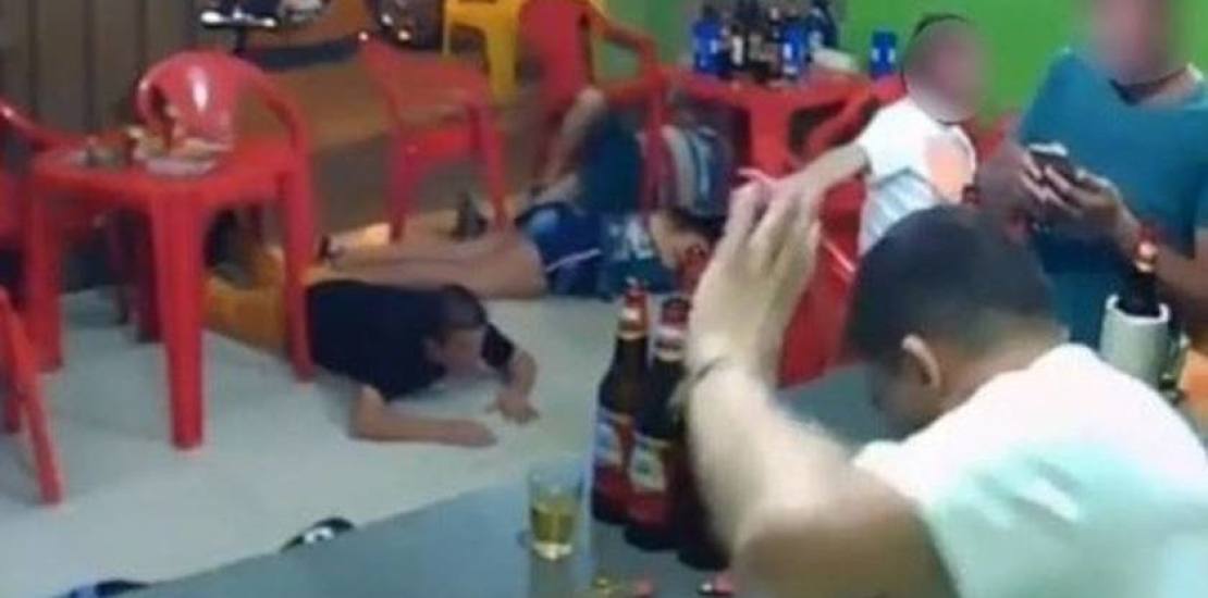 Distraído ao celular, homem não percebe assalto em bar em Nova Serrana, Minas Gerais