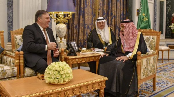 O Secretário de Estado dos EUA, Michael R. Pompeo, se encontra com o rei saudita Salman bin Abdul-Aziz na Corte Real de Riad, na Arábia Saudita, em 16 de outubro de 2018. [Departamento de Estado photo / Public Domain]