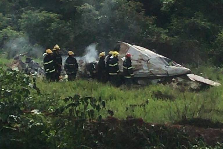 Destroços de avião que caiu em fazenda no norte de Minais Gerais - Divulgação/Bombeiros