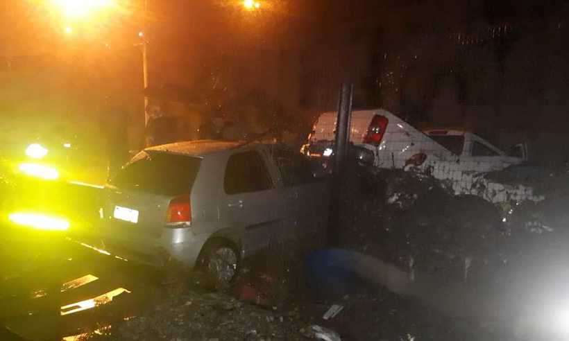 Carro onde estavam a mulher e a criança mortas afogadas em Venda Nova (foto: Corpo de Bombeiros/Divulgação )