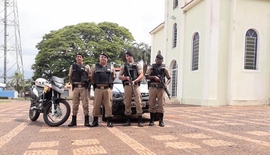 Em Ipiaçu, o lançamento da operação ocorreu na praça da igreja matriz (Foto: PMMG/Divulgação)