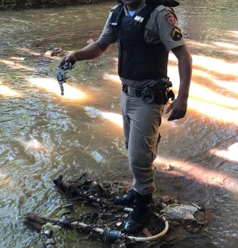 Militar recupera arma de fogo em leito de rio em Ituiutaba (Foto: PMMG/Divulgação)