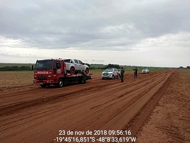 Droga estava dentro de uma caminhonete que estava sendo guinchada (Foto: PMA/Divulgação)