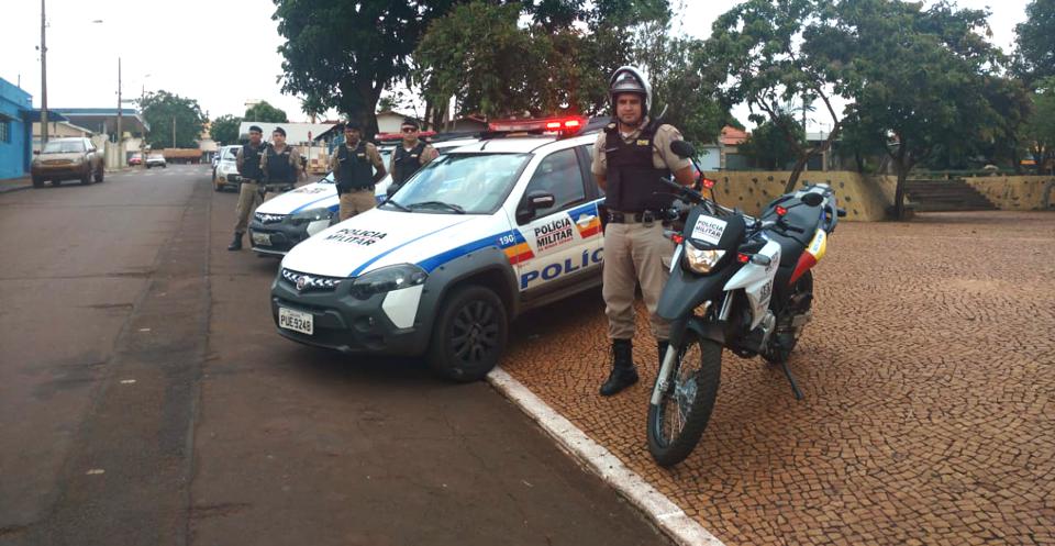 Militares de Capinópolis fizeram o lançamento da operação na Praça João Moreira de Souza (Foto: PMMG/Divulgação)