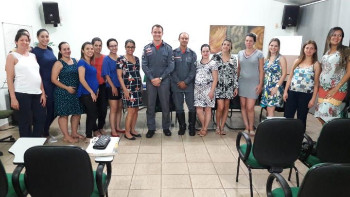 Gestantes ao lados dos Militares Bombeiros durante palestra (Foto: Bombeiros/Divulgação)