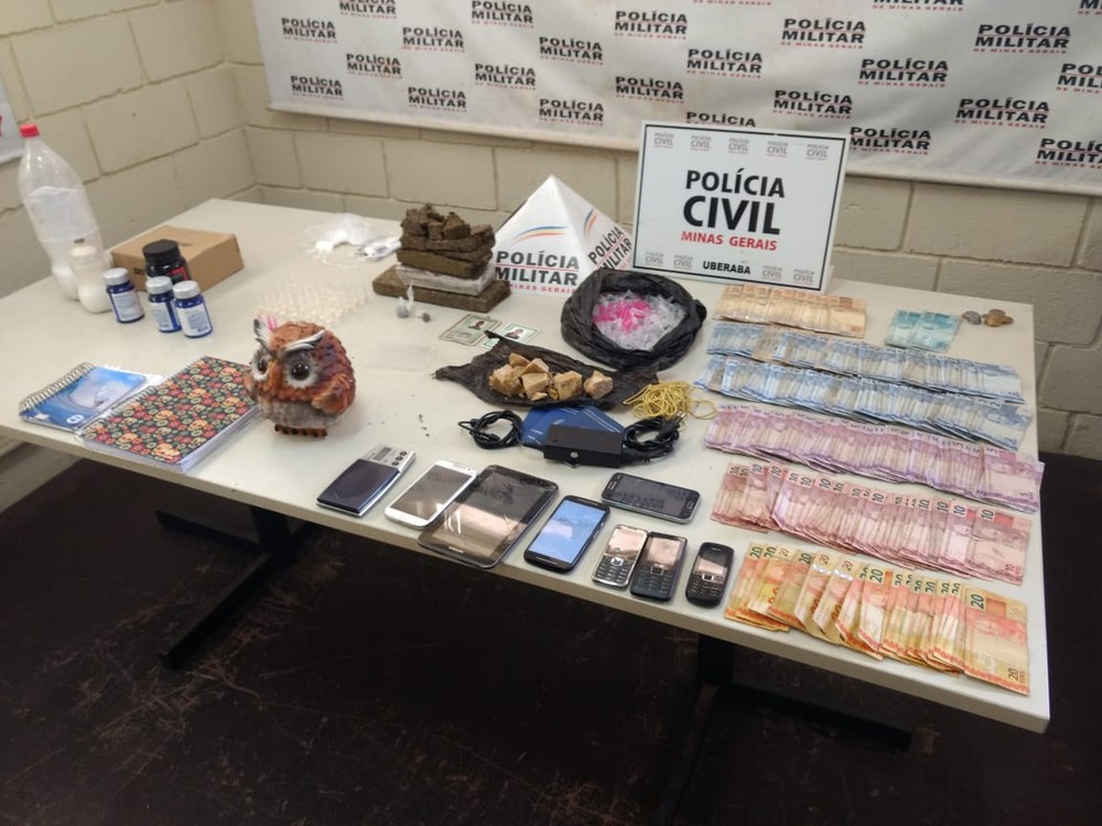 Drogas e grande quantia em dinheiro foram apreendidas durante operação policial em Uberaba — Foto: Polícia Militar/Divulgação
