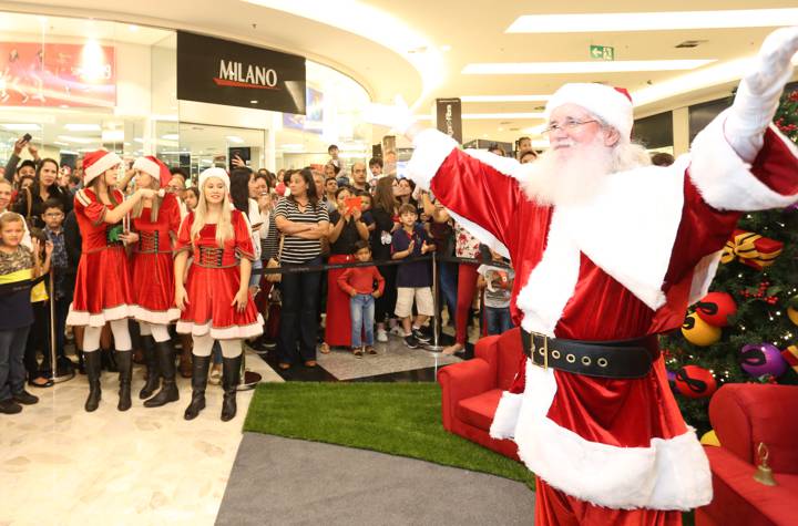 Papai Noel é recebido no Center Shopping Uberlândia com muita emoção