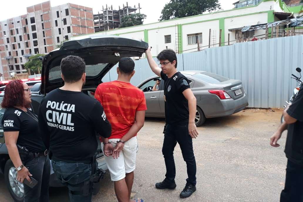 Um dos suspeitos do estupro coletivo é preso pela polícia (Foto: PCMG/divulgação)