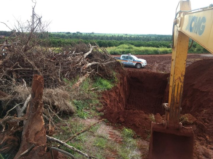 Vala já estava pronta para que as árvores fossem enterradas (Foto: PMA/Divulgação)