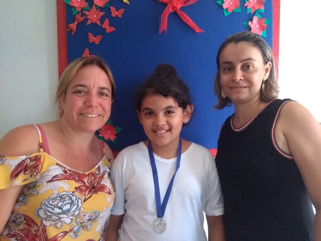 (esq) Professora Luciana, Ana Carla Oliveira de Souza e a vice-diretora da escola, Adriana Capanema (Foto: EMGJ/Divulgação)