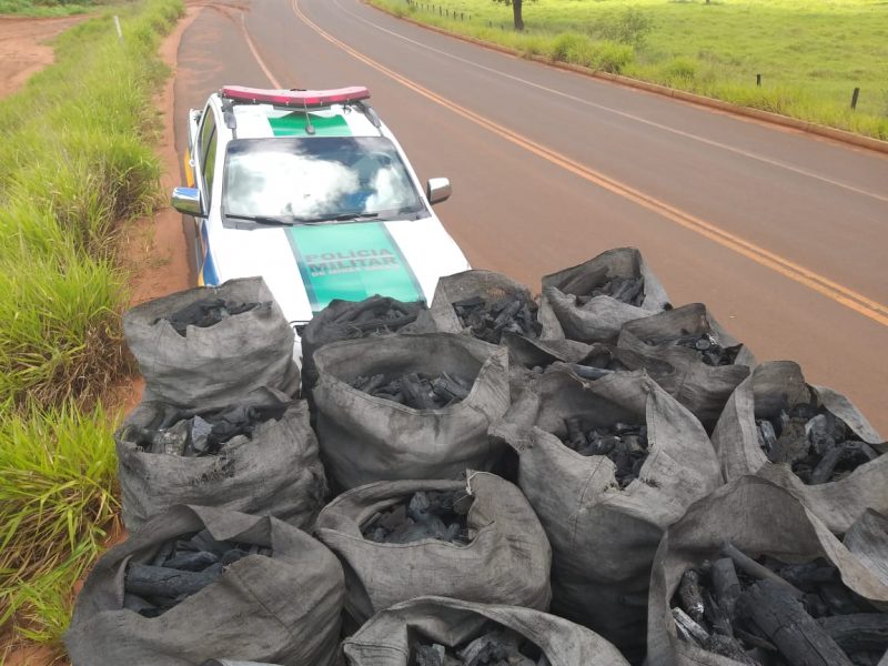 Ao todo, vinte sacas de carvão vegetal estavam na caminhonete (Foto: PMA/Divulgação)