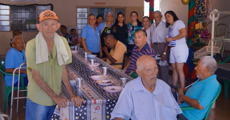 Idosos do lar Frederico Ozanan tiveram uma tarde especial em Capinópolis