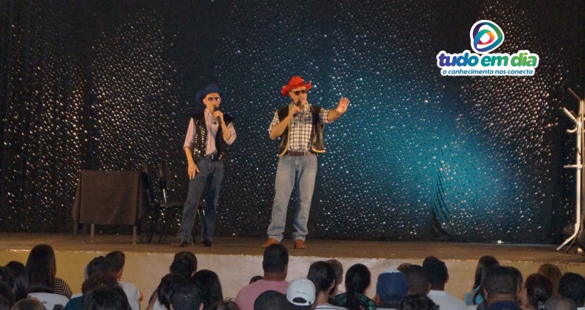 Nilton Pinto e Tom Carvalho cantam durante o show (Foto: Paulo Braga/Tudo Em Dia)